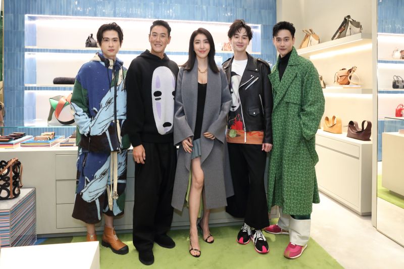 ▲左起：石知田、加賀美智久、楊謹華、張軒睿、劉冠廷，一起出席LOEWE A4新店開幕。（圖／LOEWE提供）