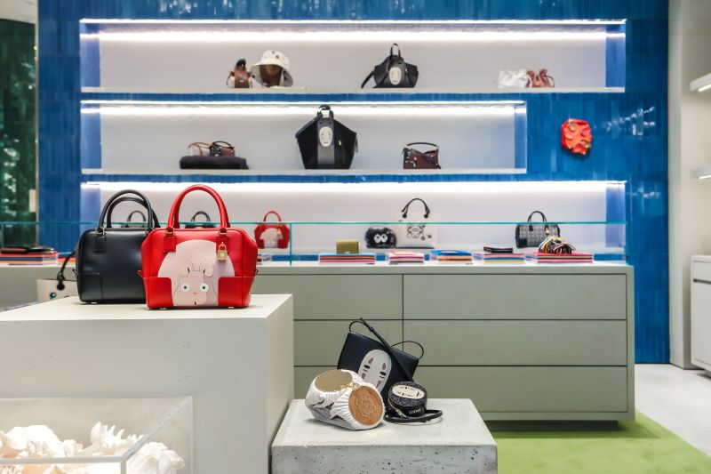 ▲LOEWE與吉卜力工作室雙方再度合作，LOEWE x《神隱少女》系列已開賣。（圖／記者蕭涵云攝）