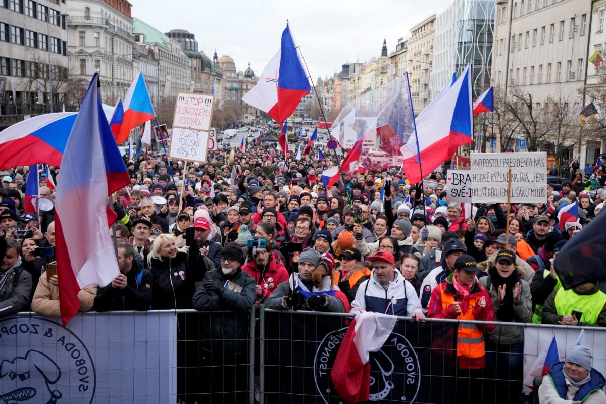 比利時與捷克民眾不滿防疫管制　數千人走上街頭
