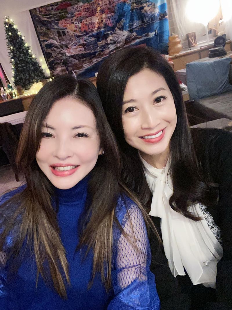 ▲胡晴雯（右）50歲凍齡美貌曝光。（圖 / 何如芸臉書）