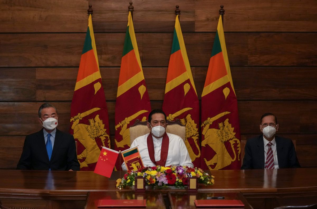 ▲斯里蘭卡總統拉賈帕克薩（Gotabaya Rajapaksa）與外交部長佩里斯（右）、中國外交部長王毅（左）進行會晤，並向中國尋求債務重組。（圖／美聯社／達志影像）