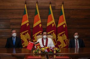 ▲斯里蘭卡總統拉賈帕克薩與外交部長佩里斯（右）、中國外交部長王毅（左）進行會晤。（圖／美聯社／達志影像）