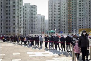 中國疫情 天津疫情 ▲圖為排隊等待做檢測的天津民眾。(圖/美聯社)