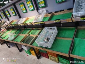 天津疫情 ▲天津超市的貨架全被搬空。(圖/翻攝自微博)