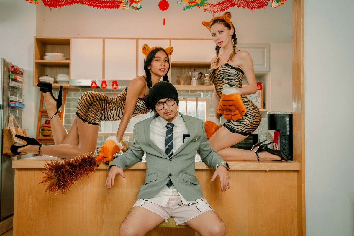 ▲黃明志（中）在單曲《兩隻老虎》MV中，與2位女模有精彩互動。（圖／亞洲通文創提供）