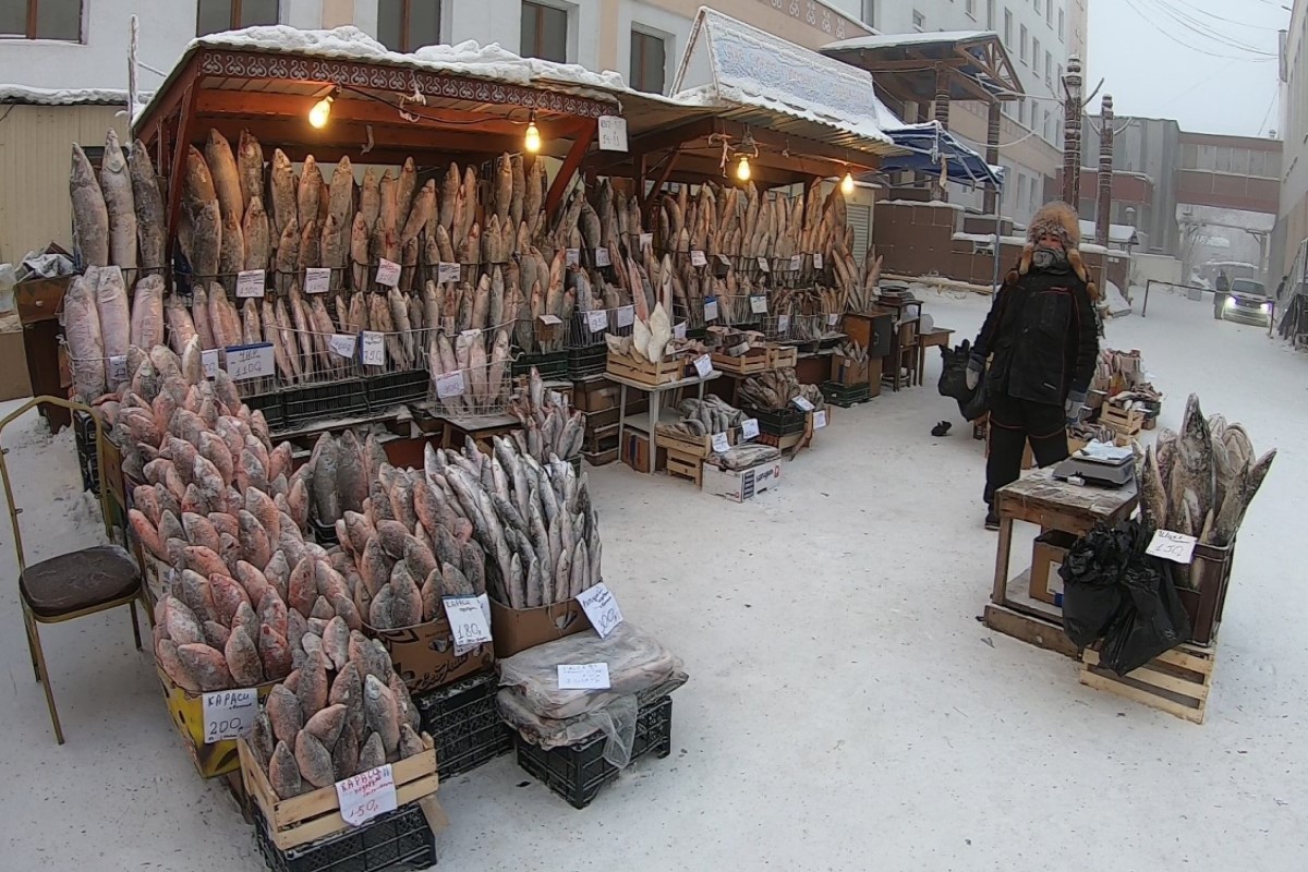 ▲一名俄羅斯雅庫次克市的小販在零下50度的氣溫下仍然開業賣魚。（圖／twitter帳號Japanese_in_Rus）