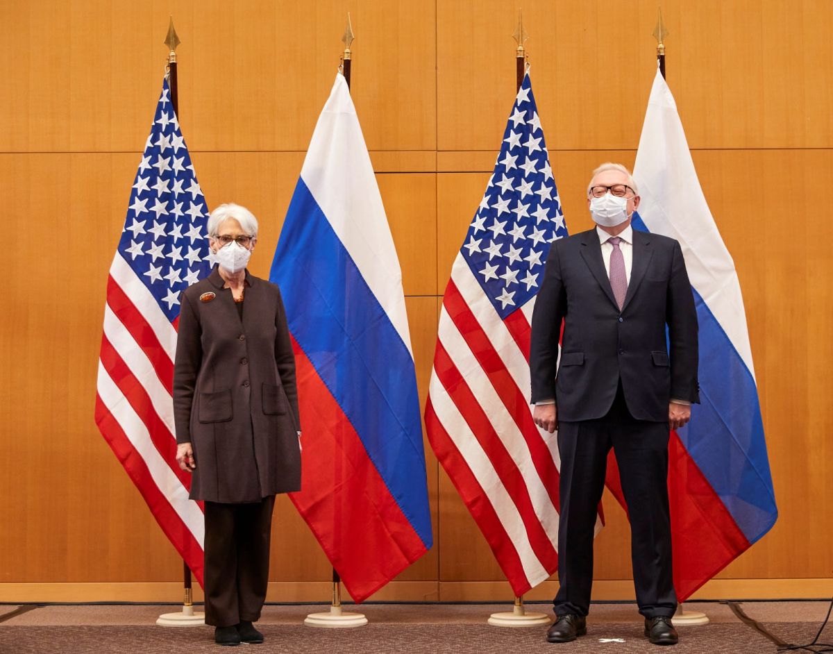 ▲美國副國務卿雪蔓與俄羅斯副外交部長雷雅布可夫，10日在瑞士日內瓦舉行會談。（圖／美聯社／達志影像）