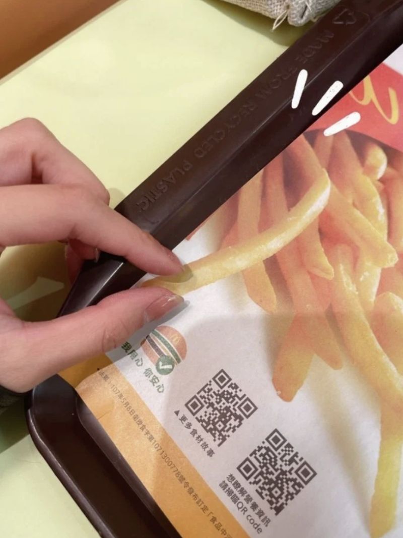 ▲網友分享去麥當勞內用時，誤把紙上的薯條當成真的，結果拿不起來笑翻網友。（圖/Dcard）