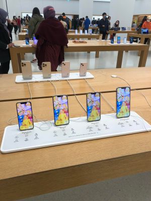 原PO在Apple展示店中看到一排「美輪明宏好運桌布」。(圖/臉書社團《爆廢公社公開版》) ▲原PO在Apple展示店中看到一排「美輪明宏好運桌布」。(圖/臉書社團《爆廢公社公開版》)