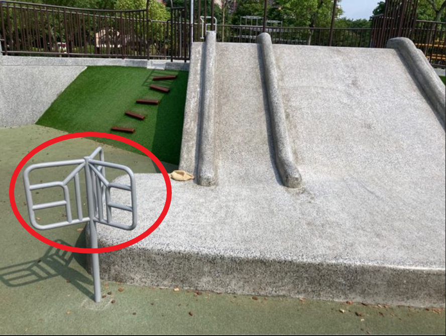 ▲公園溜滑梯旁常見的特殊造型鐵桿。（圖／取自《PTT》）