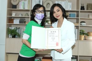 ▲陳美鳳幫助植物人公益團體17年。（圖／民視提供）