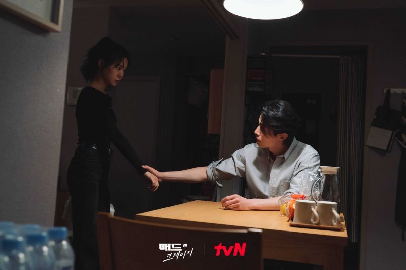 ▲劇中，李棟旭跟韓智恩（左）舊情復燃。（圖／翻攝tvN）
