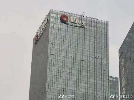▲中國恆大集團搬離深圳大樓，外牆上的「恆大集團」牌子也已經被拆掉。（圖／翻攝自微博）