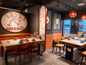 王品「和牛麻辣鍋吃到飽」開箱 1招送干貝、全桌免費 ▲嚮辣打造時尚餐酒夜店氛圍,結合鍋物與調酒,大啖頂級海陸鐵塔及6種和牛玩味吃法的麻辣鍋。(圖/記者蕭涵云攝)