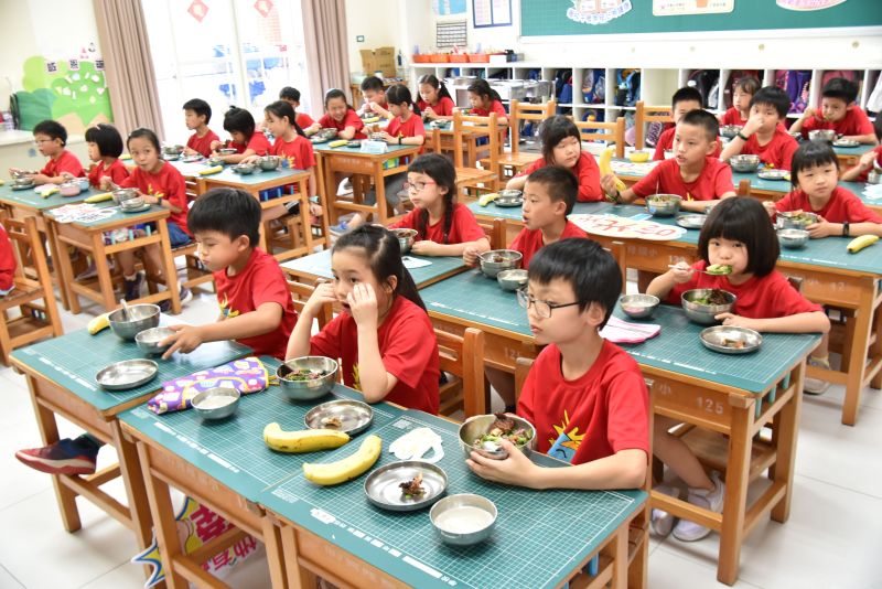 ▲行政院長蘇貞昌宣布，學童營養午餐使用3章1Q食材獎勵金將調高4元。（資料圖／新竹縣政府提供）