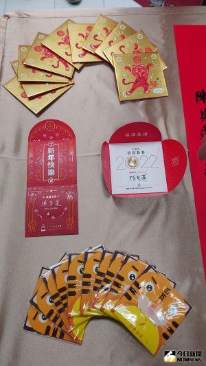 高雄市今年推出兩款新年小紅包。(圖/記者鄭婷襄攝,2022.01.11) ▲高雄市今年推出兩款新年小紅包。(圖/記者鄭婷襄攝,2022.01.11)