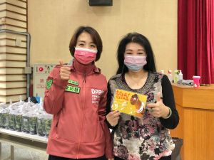李妍慧議員準備小慧虎年黃卡套贈送給施打疫苗民眾 ▲新竹市議員李妍慧(左)準備她特別設計的小慧虎年黃卡套,限量贈送給施打疫苗的民眾。(圖/李妍慧辦公室提供)
