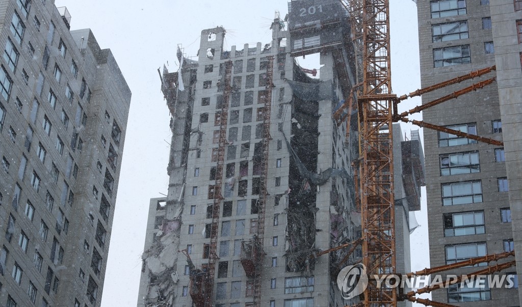 ▲韓國一幢39層公寓外墻坍塌。（圖／翻攝自韓聯社）