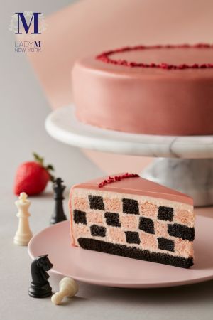 ▲洋溢少女心的草莓巧克力棋格蛋糕。（圖／LADY M提供）