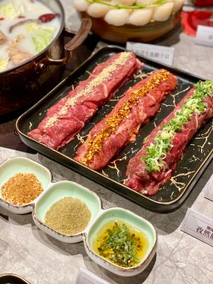 和牛吃到飽「嚮辣麻辣鍋」千元有找 完整菜單7亮點攻略 ▲香蔥、麻辣及孜然3種風味和牛,軟嫩上菜。(圖/記者蕭涵云攝)