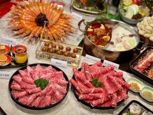 和牛吃到飽「嚮辣麻辣鍋」千元有找 完整菜單7亮點攻略 ▲頂級和牛霜降與熟成極上和牛,油花分布均勻。(圖/記者蕭涵云攝)