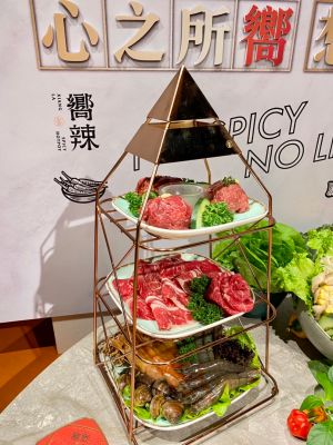 和牛吃到飽「嚮辣麻辣鍋」千元有找 完整菜單7亮點攻略 ▲嚮辣頂級和牛海陸鐵塔,超浮誇必拍又好吃。(圖/記者蕭涵云攝)