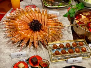 和牛吃到飽「嚮辣麻辣鍋」千元有找 完整菜單7亮點攻略 ▲肉質脆口的天使紅蝦,與為湯頭調整辣度的嚮辣球。(圖/記者蕭涵云攝)