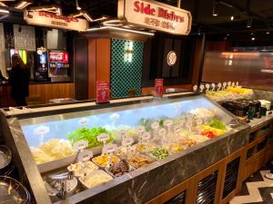 和牛吃到飽「嚮辣麻辣鍋」千元有找 完整菜單7亮點攻略 ▲餐酒館夜店風的設計空間,取用自助吧也很享受。(圖/記者蕭涵云攝)