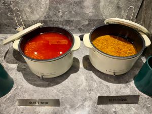 和牛吃到飽「嚮辣麻辣鍋」千元有找 完整菜單7亮點攻略 ▲提供保溫加熱的兩款主食拌醬。(圖/記者蕭涵云攝)