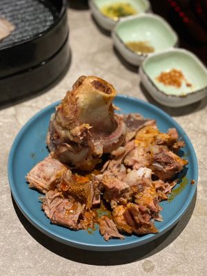 和牛吃到飽「嚮辣麻辣鍋」千元有找 完整菜單7亮點攻略 ▲肉質軟嫩的骨邊肉淋上紅油,呈現截然不同的風味。(圖/記者蕭涵云攝)