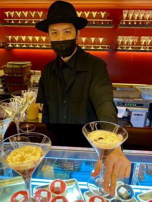 和牛吃到飽「嚮辣麻辣鍋」千元有找 完整菜單7亮點攻略 ▲知名調酒師Nick Huang聯名設計,獨家生日調酒「嚮辣黑森林」。(圖/記者蕭涵云攝)