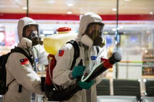 前進疫情擴散區沒在怕！化學兵消毒身影民眾好安心
