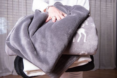 ▲譚敦慈建議盡量不要曬棉被，因為空氣中的懸浮微粒會落在寢具上，尤其現在空氣品質不穩定，反而容易越曬越髒。（示意圖／取自Shutterstock）
