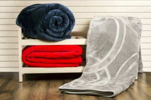 ▲毛毯材質摸起來很溫暖，一般人都直覺當「內層被」來蓋。（示意圖／取自Shutterstock）