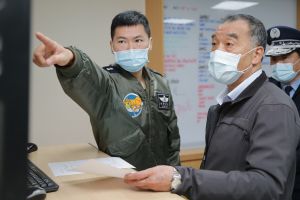 ▲國防部長邱國正前往嘉義基地視導「0111專案」搜救進度，強調國軍搜救絕不放棄任何希望。（圖／軍聞社提供）