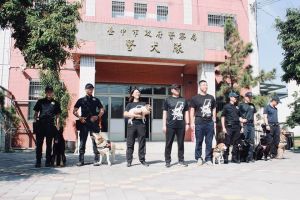 ▲台中市警犬隊共有警犬8隻，採1人1犬編制。（圖／中二小喇叭臉書，2022.01.12）