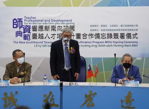 ▲高雄師範大學校長吳連賞(中)致詞。(圖/記者黃守作攝,2022.01.12) ▲高雄師範大學校長吳連賞(中)致詞。(圖/記者黃守作攝,2022.01.12)