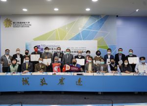 ▲高雄師範大學與越南勇源教育發展基金會等19個單位及企業共同簽署合作備忘錄。(圖/記者黃守作攝,2022.01.12) ▲高雄師範大學與越南勇源教育發展基金會等19個單位及企業共同簽署合作備忘錄。(圖/記者黃守作攝,2022.01.12)