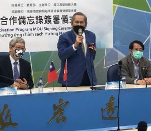 ▲越南勇源教育發展基金會執行長冼文舉(中)致詞。(圖/記者黃守作攝,2022.01.12) ▲越南勇源教育發展基金會執行長冼文舉(中)致詞。(圖/記者黃守作攝,2022.01.12)