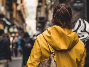 小孟老師建議,可以穿黃色的衣服參加尾牙。(示意圖/取自unsplash) ▲小孟老師建議,可以穿黃色的衣服參加尾牙。(示意圖/取自unsplash)