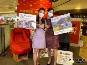台中百貨新春福袋大車拼 各家限量20日起預購開搶 ▲台中新光三越福袋獎項多,有超過60組夢想清單大獎,包括新開幕的渡假飯店-承億文旅潭日月樂水行政家庭房、山思雲想雙人同行體驗等。(圖/記者金武鳳攝,2022.1.12)