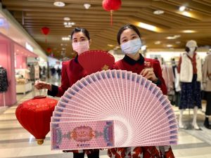 台中百貨新春福袋大車拼 各家限量20日起預購開搶 ▲台中大遠百福袋20日起預購,除了袋中2200元商品券,還可參加抽獎,頭獎是16.8萬商品券。(圖/台中大遠百提供)
