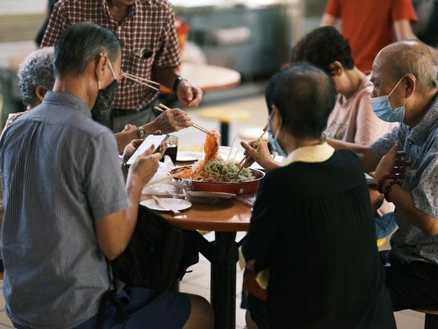 ▲不少網友指出，跟不熟的親戚吃飯是過年不必要的習俗。（示意圖／取自unsplash）