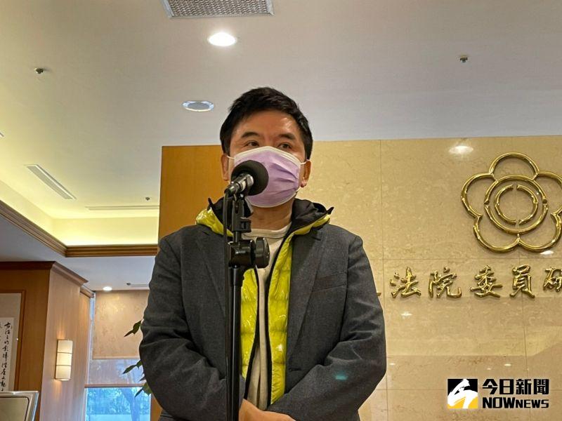 ▲莊瑞雄呼籲侯友宜,不要讓新北市民在需要幫助的時候找不到「漢子」、看不到guts,只看到戲子。(圖/記者黃宣尹攝)