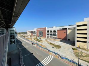 ▲台南三井OUTLET就在高鐵台南站、臺鐵沙崙站對面,過馬路步行約3分鐘。(圖/攝影師Terry Ku提供) ▲台南三井OUTLET就在高鐵台南站、臺鐵沙崙站對面,過馬路步行約3分鐘。(圖/攝影師Terry Ku提供)