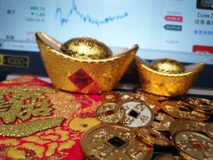 ▲上班族最關心的年終獎金即將入袋,要如何運用?有銀行建議,民眾可先將年終獎金按照必要支出、儲蓄與投資需求分為三等分,並提供3大投資策略。(圖/記者許家禎攝) ▲上班族最關心的年終獎金即將入袋,要如何運用?有銀行建議,民眾可先將年終獎金按照必要支出、儲蓄與投資需求分為三等分,並提供3大投資策略。(圖/記者許家禎攝)