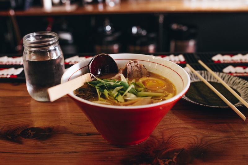 ▲拉麵在日本是平價得庶民美食，但許多老闆仍抱持「匠人精神」，希望以最便宜價格帶給客人最好的味覺感受，但卻也因此衍生出嚴格規定。（示意圖／取自unsplash）