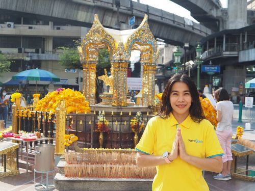 ▲擔心疫情的話也可以透過線上參拜，前往泰國曼谷參拜四面佛，透過線上直播的鏡頭，完成許願、祈福。（圖／業者提供）