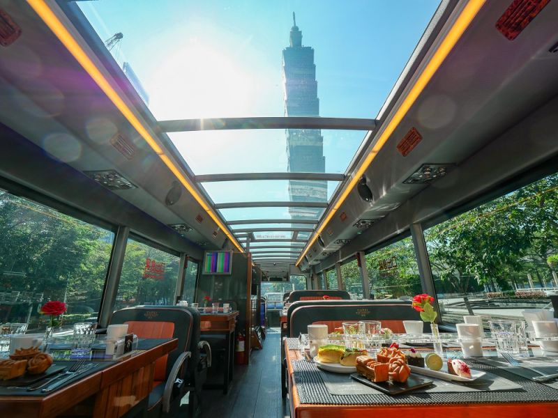 ▲台北雙層餐車,大面玻璃車頂和車窗,採光美視野遼闊,不僅拍照漂亮還有晶華酒店晚餐能享用。(圖/業者提供)