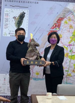 陶藝家吳家標致贈柴燒關公給王惠美 ▲陶藝家吳家標(左)致贈柴燒關公「勇創新局」給彰化縣長王惠美(右)。(圖/現場人士提供)